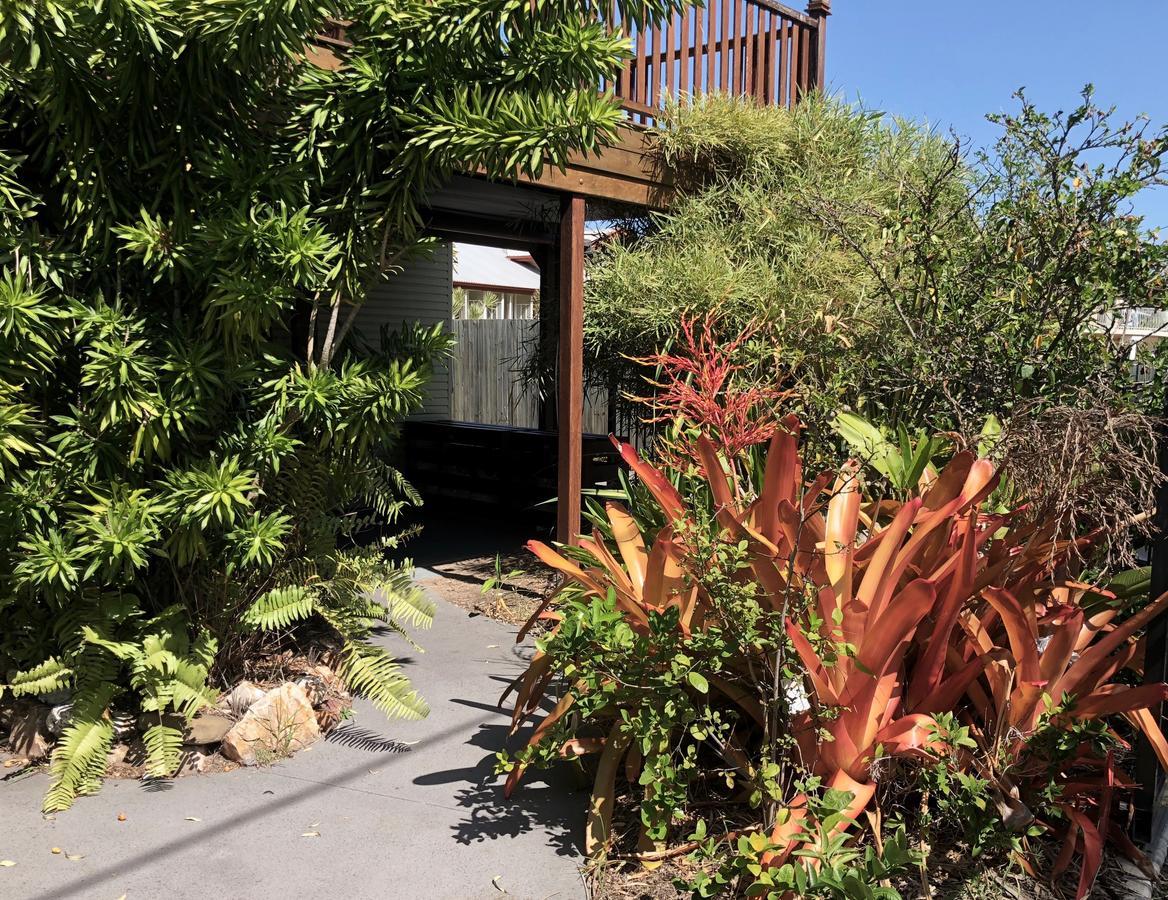 Five 3 Five Aparthotel Urangan Exterior photo